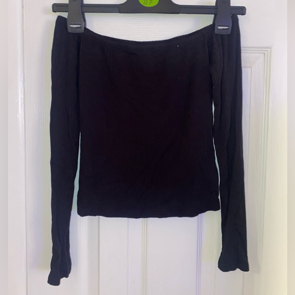 Off the shoulder crop long sleeve top